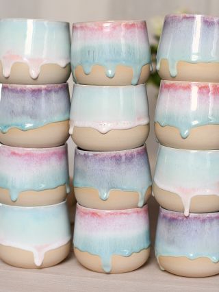 Tak příští pondělí 25.8. v 19:00 se můžete těšit na spooooooustu barevných kousků 🥰, od talířů, misek, přes vázy, džbánky...