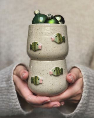 Pomalu to tady přepínám do vánoční atmošky 🥰. Kapříci prosím pěkně růčo fůčo 😀🫠. #haninahlina #keramika #ceskakeramika...