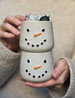 Jeden z prvních ☃️🤫. #haninahlina #keramika #ceskakeramika #ceramic #ceramics #pottery #lokalniznacka #lokalnitvurce...