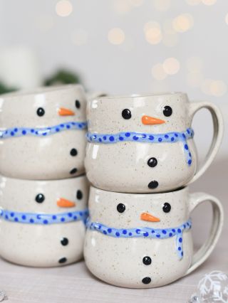 Tak už se těšíte? ☃️ Tenhle hrníček má trošku jiný tvar než je u mě zvykem a skvěle tak padne právě na takovýho sněhuláka....