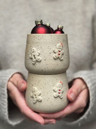 Pan a paní Perníčkovi 🤍❄️. #haninahlina #keramika #ceskakeramika #ceramic #ceramics #pottery #lokalniznacka #lokalnitvurce...